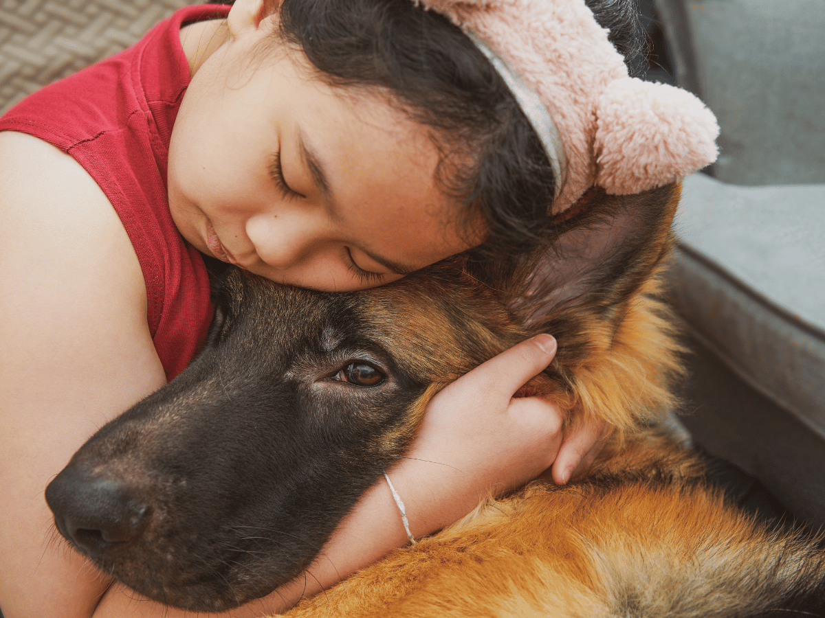 Enfant qui réconforte son chien après une crise d'épilepsie