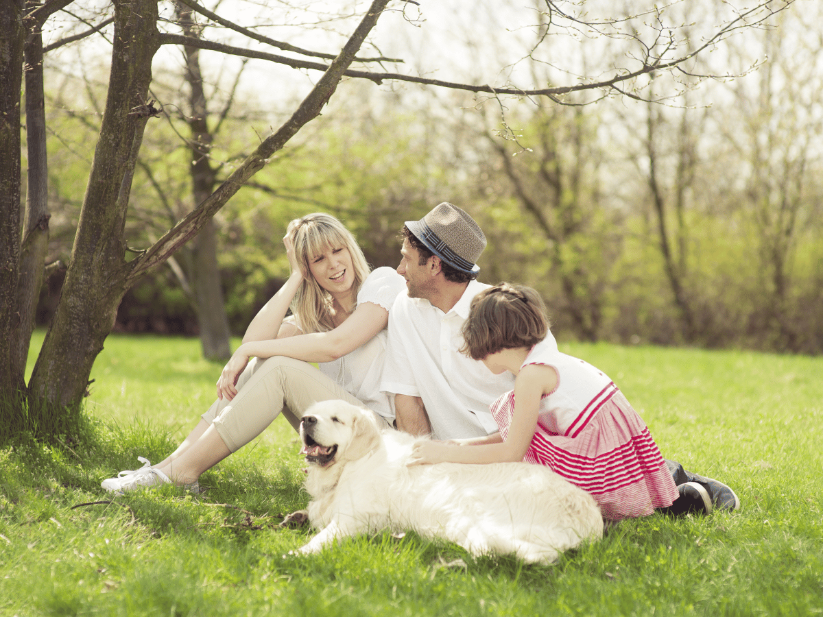 Famille se demandant qu'est-ce que va se passer s'ils ne traitent pas l'arythmie de leur chien