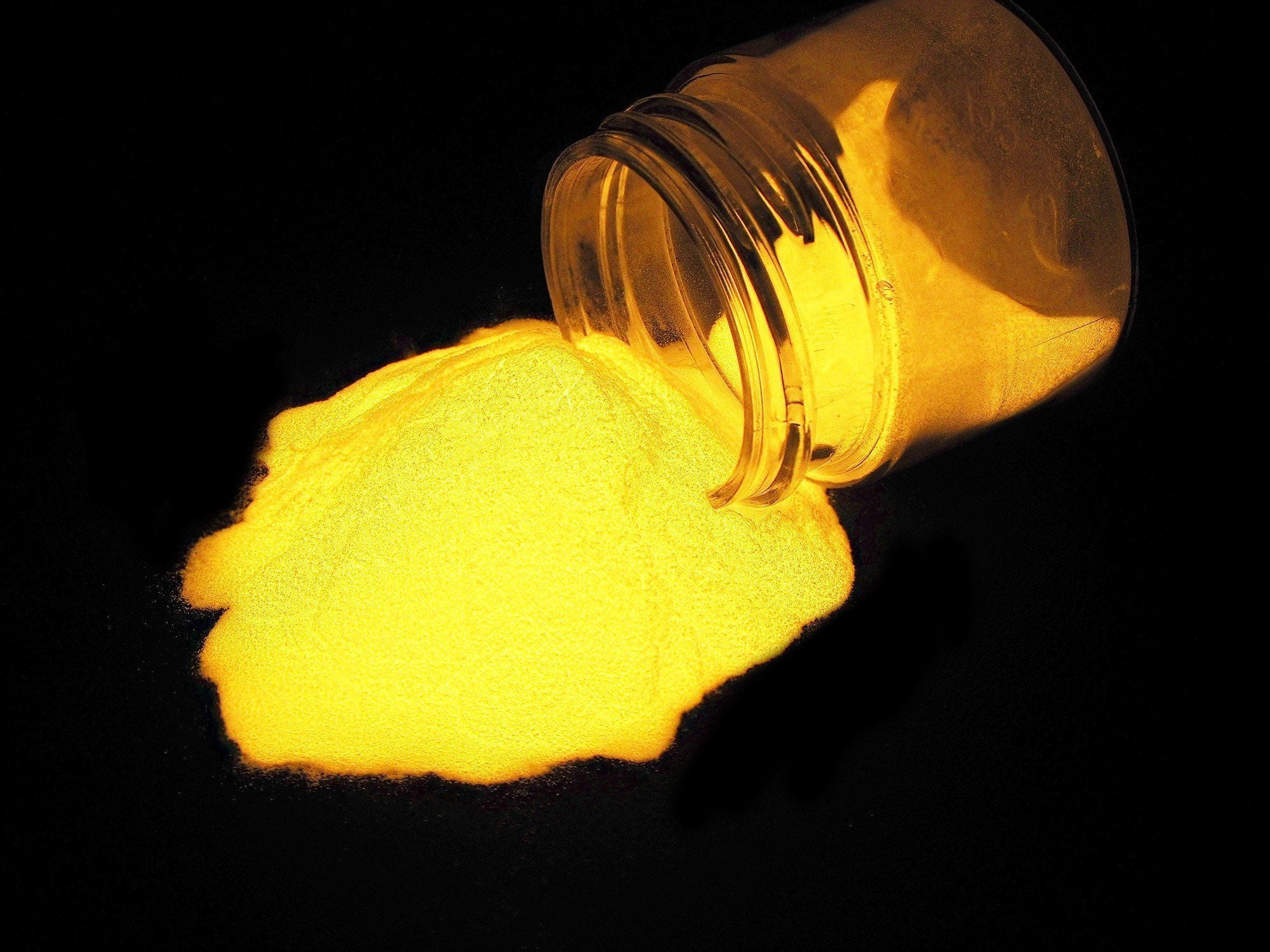 Темно желтая краска. Тат 33 люминофор. Люминофор жёлтый. Люминофор желтый краска. Люминофорная порошковая краска желтая.