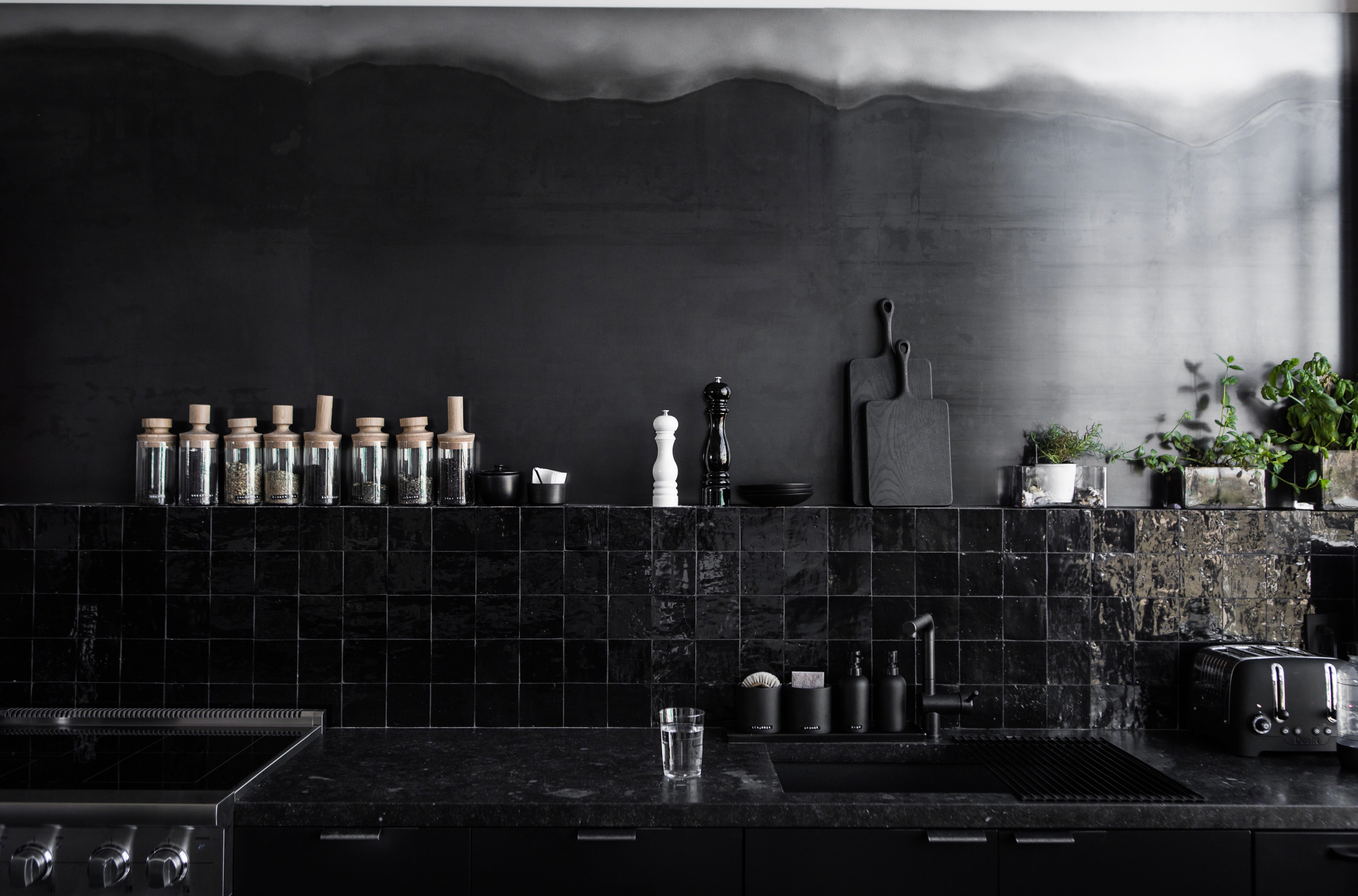 black kitchen with gloss black tile backsplash