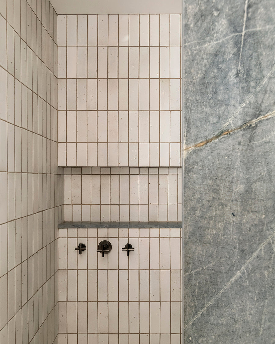 cle-tile-brick-guild-fundamentals-white-matte-bathroom-wall-shower-niche-design-bowerbird-photo-matthew-williams-v2.jpg__PID:49ac3e7a-210b-4fbb-aee3-7abf392fbbab