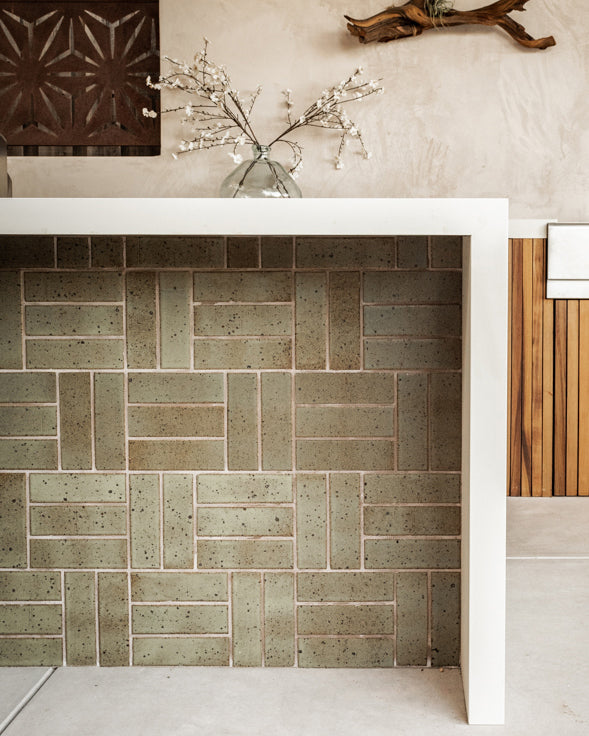 cle-tile-brick-new-california-guild-2x6-salvia-outdoor-kitchen-install-bar-island-design-danielle-sommers-urth-studios-urth.studios-photo-kelsey-schmidt-kelseyleeschmidt.jpg__PID:eebc7b7d-fcb8-4daf-9a46-1d67aa3837ea