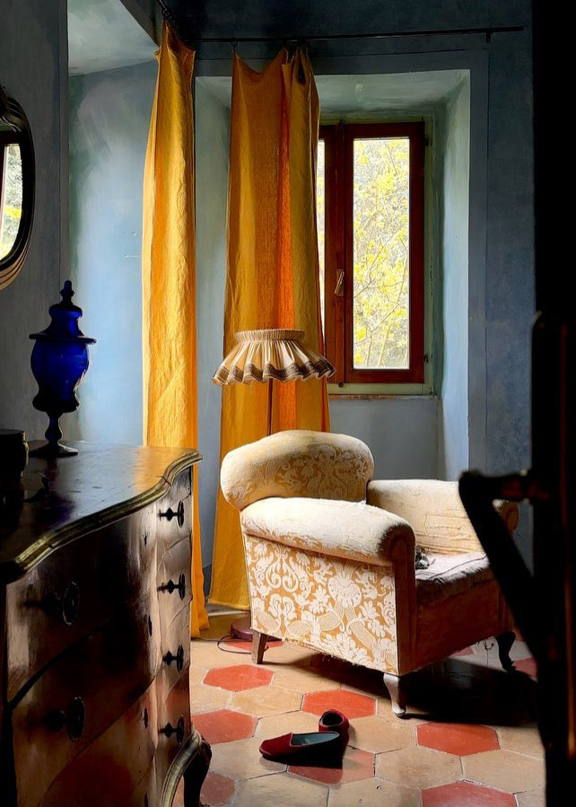 A hexagonal floor in shades of orange in an Italian apartment.