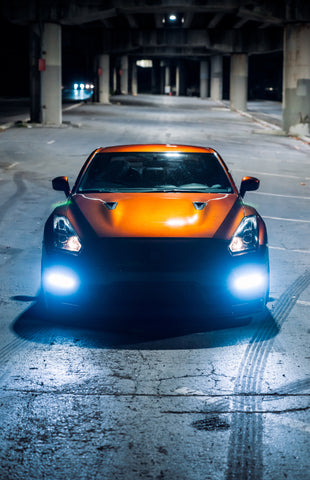 Nissan gtr naranja estacionado en un estacionamiento