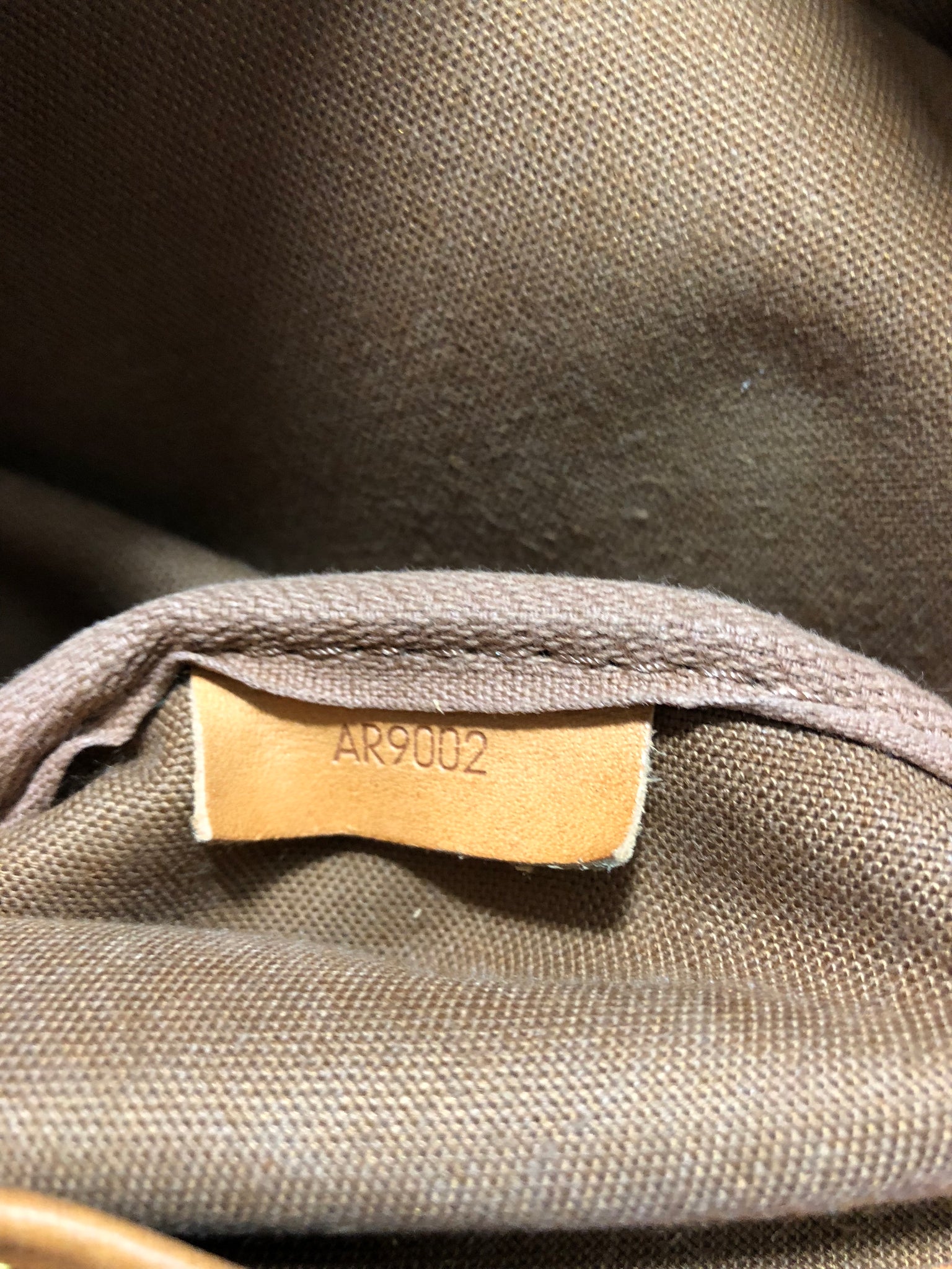 Louis Vuitton Vintage Canvas Saumur 40 Messenger Shoulder Bag at 1stDibs