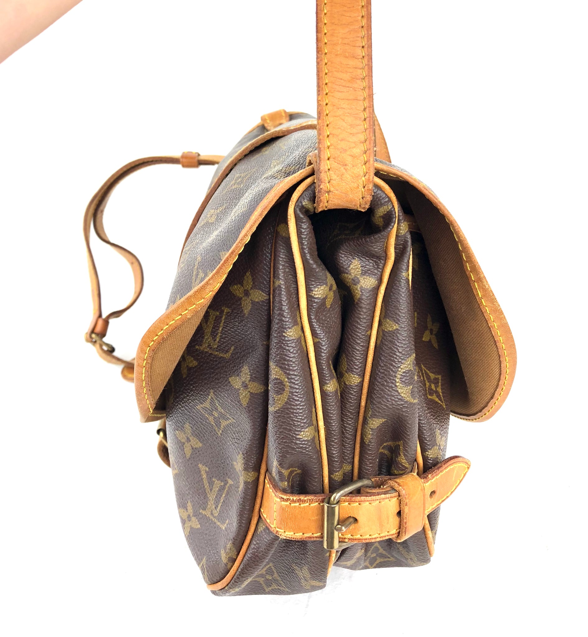 LOUIS VUITTON Mono Saumur 30 Crossbody Bag (AR0950) – Pretty Things Hoarder