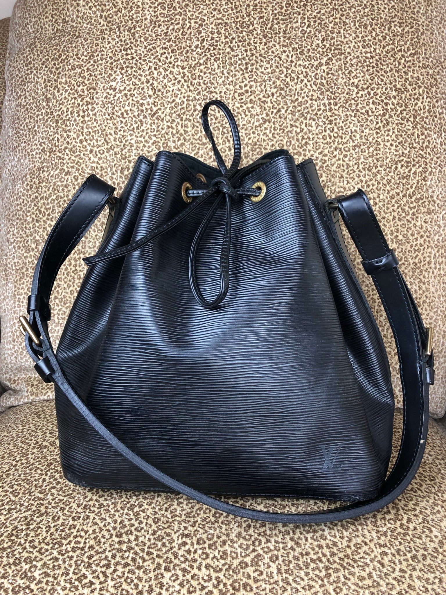 LOUIS VUITTON Black EPI Noe PM Bucket Bag – Pretty Things Hoarder