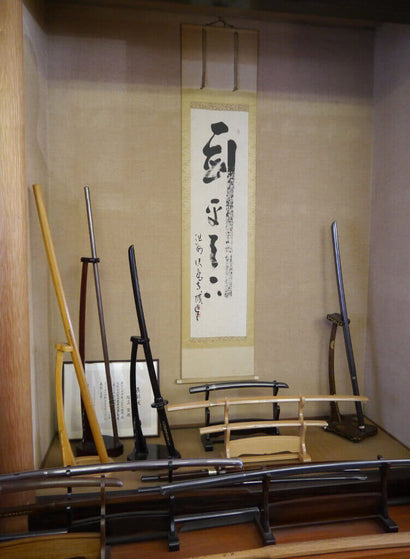 左側の写真：工房で展示されていた木刀の一部