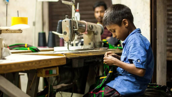 Shakil Khan, 10 ans, dans une usine textile à Dhaka, Bangladesh