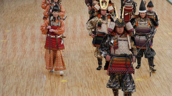 Hakama porté sous l’armure par un homme à droite, et porté court par une femme qui ne porte pas l’armure à gauche.