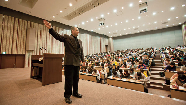 Alexander Bennett à l'Université du Kansai