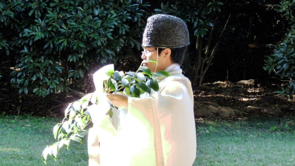 Prêtre shinto du Meiji Jingu effectuant un rituel de purification