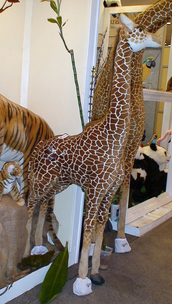 hansa life size giraffe