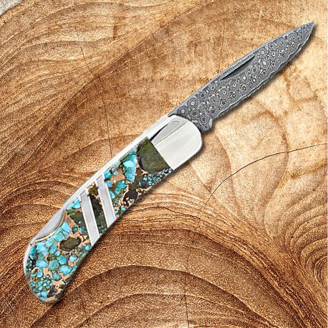 https://cdn.shopify.com/s/files/1/1133/7544/products/polychrome-kingman-turquoise-3-knife-w-damascus-blade-yellowstone-spirit-collection-objects-of-beauty-146166_1600x.jpg?v=1678218310