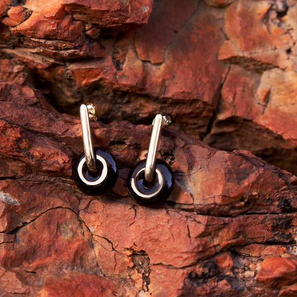 The Halo Earrings in Yellow Gold with Agate