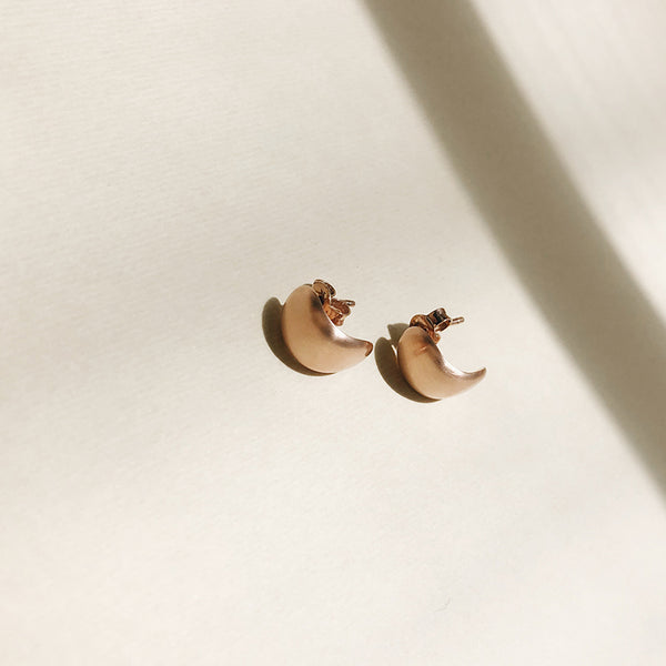 Curved Huggy Earrings in Rose Gold