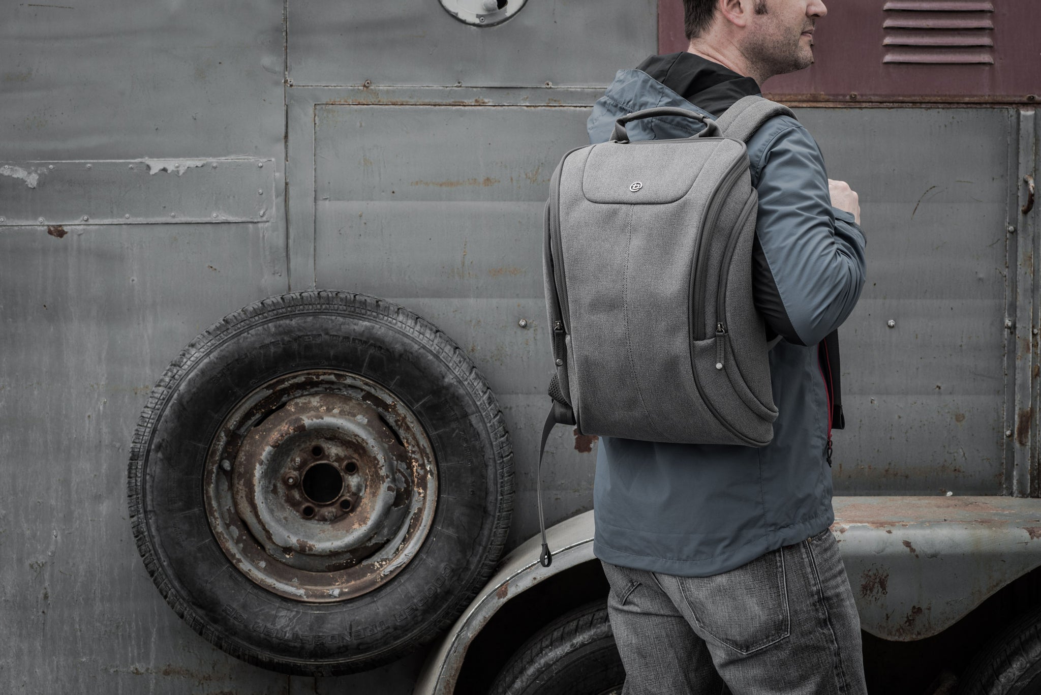 The urban biker's perfect messenger bag: Roomy, rugged, street-proof. -  booqbags