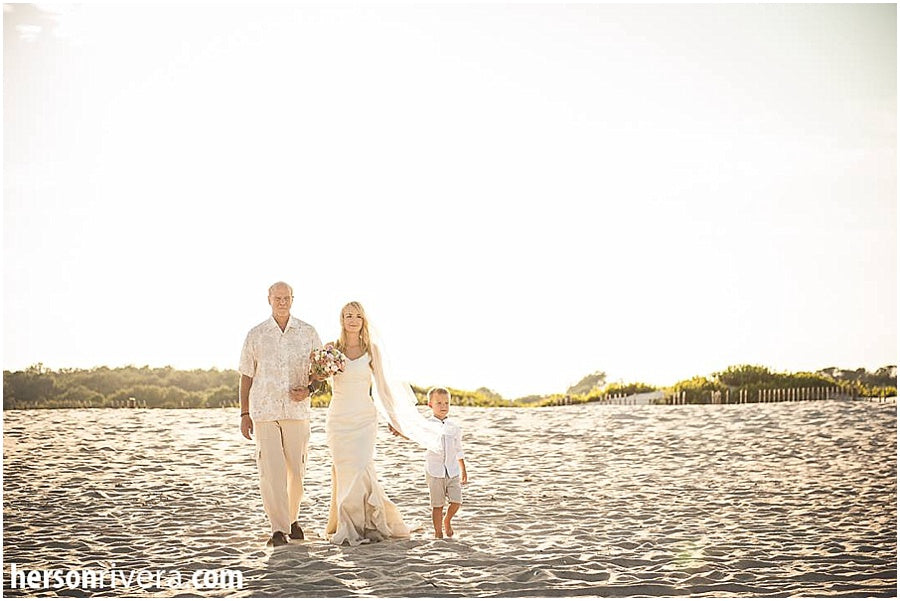 little miss lovely floral design // bridal bouquet // assateague island wedding // herson rivera photography