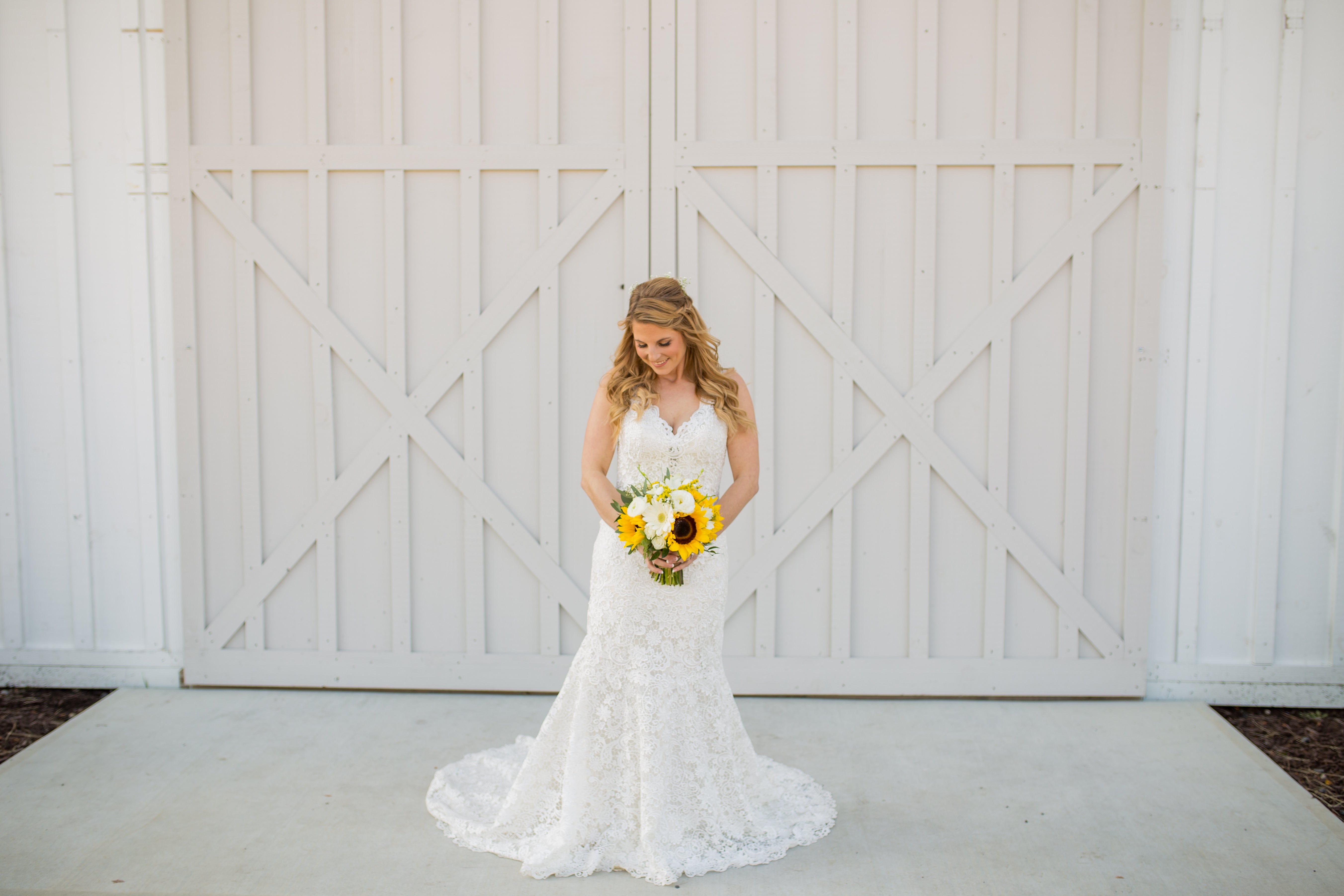 little miss lovely floral design // kylan barn delmar md wedding // rustic sunflower and white rose bouquets wedding flowers