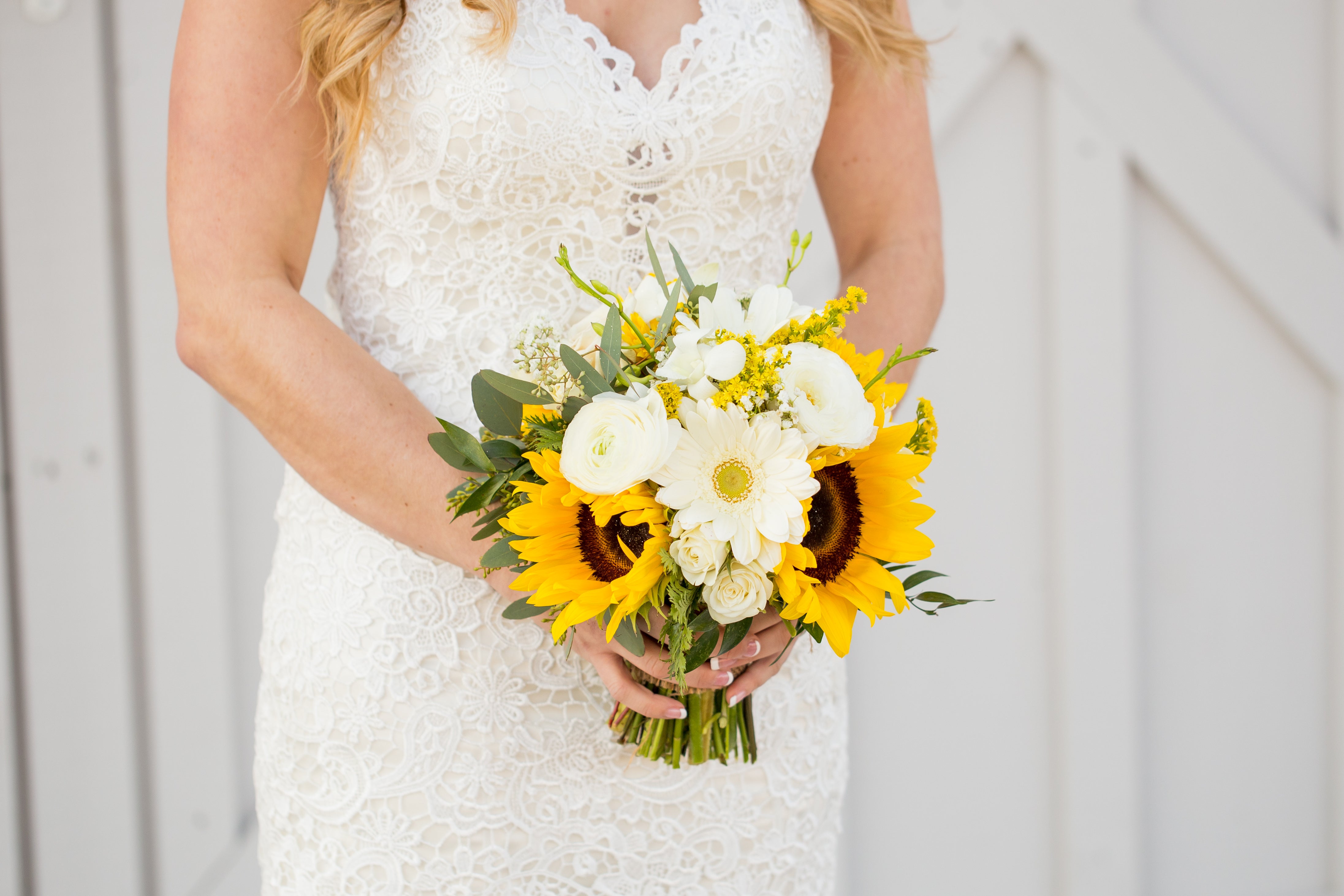 little miss lovely floral design // kylan barn delmar md wedding // rustic sunflower and white rose bouquets wedding flowers