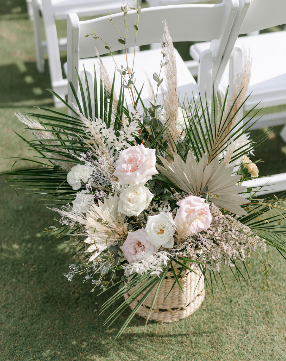 little miss lovely floral design // signatures at bayside fenwick island selbyville de wedding florist