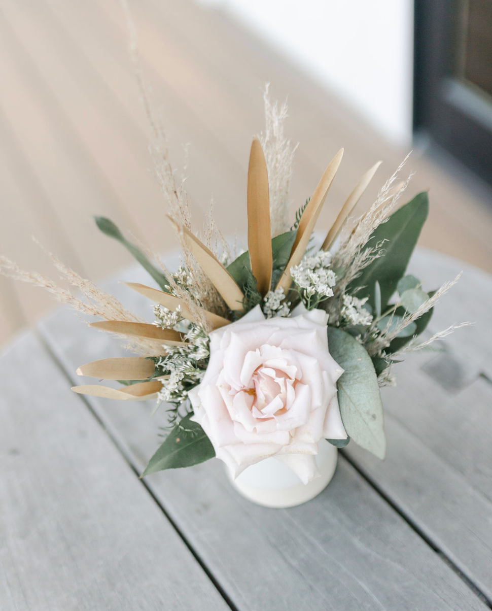 little miss lovely floral design // signatures at bayside fenwick island selbyville de wedding florist