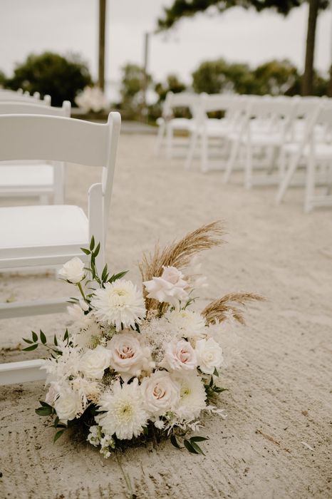 little miss lovely floral design // signatures at bayside golf resort wedding fenwick island selbyville de wedding florist