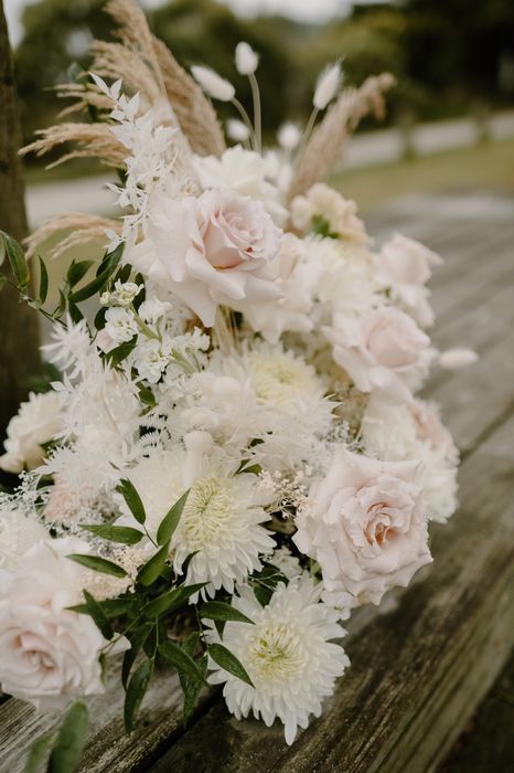 little miss lovely floral design // signatures at bayside golf resort wedding fenwick island selbyville de wedding florist