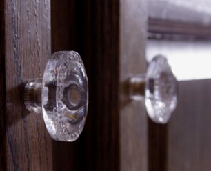 Clear glass cabinet knobs on brown kitchen cabinets