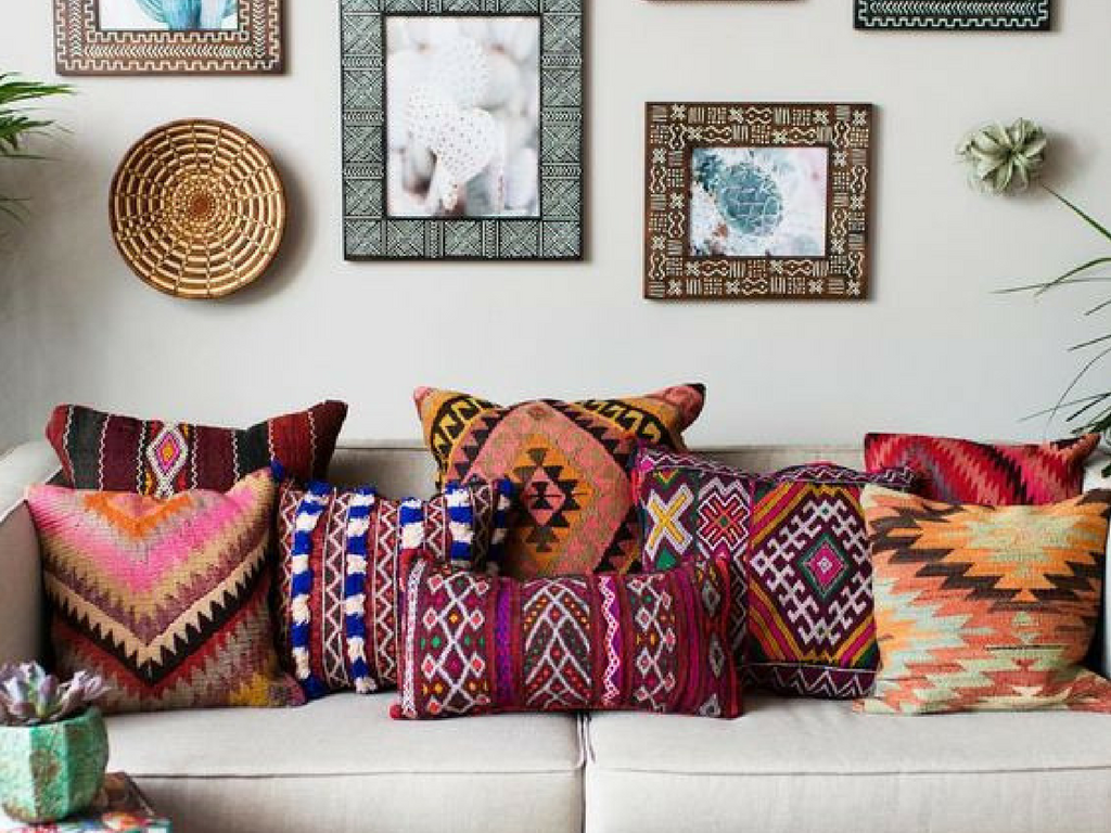 Global flair is all about layered rugs, heavy textures and mismatched patterns! Check out this travel-inspired home decor trend!