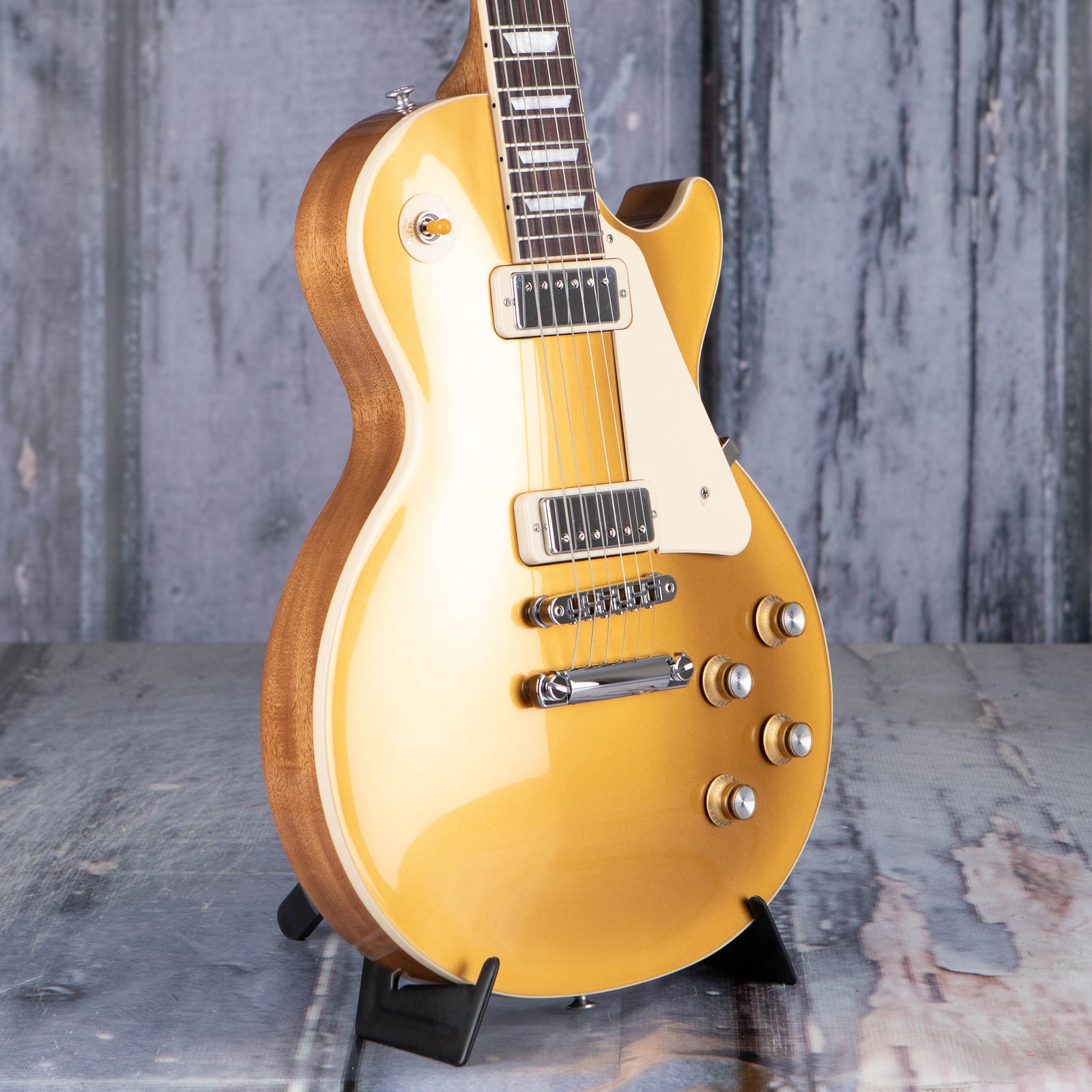 Bạn đang tìm kiếm một cây đàn guitar đỉnh cao? Hãy tham khảo bán đàn guitar Gibson USA Les Paul 70s Deluxe, Gold Top của Replay Guitar! Đây là một sản phẩm đẹp mắt, chất lượng cao và âm thanh tuyệt vời. Đừng bỏ lỡ cơ hội sở hữu một trong những cây đàn guitar tốt nhất trong năm nay.