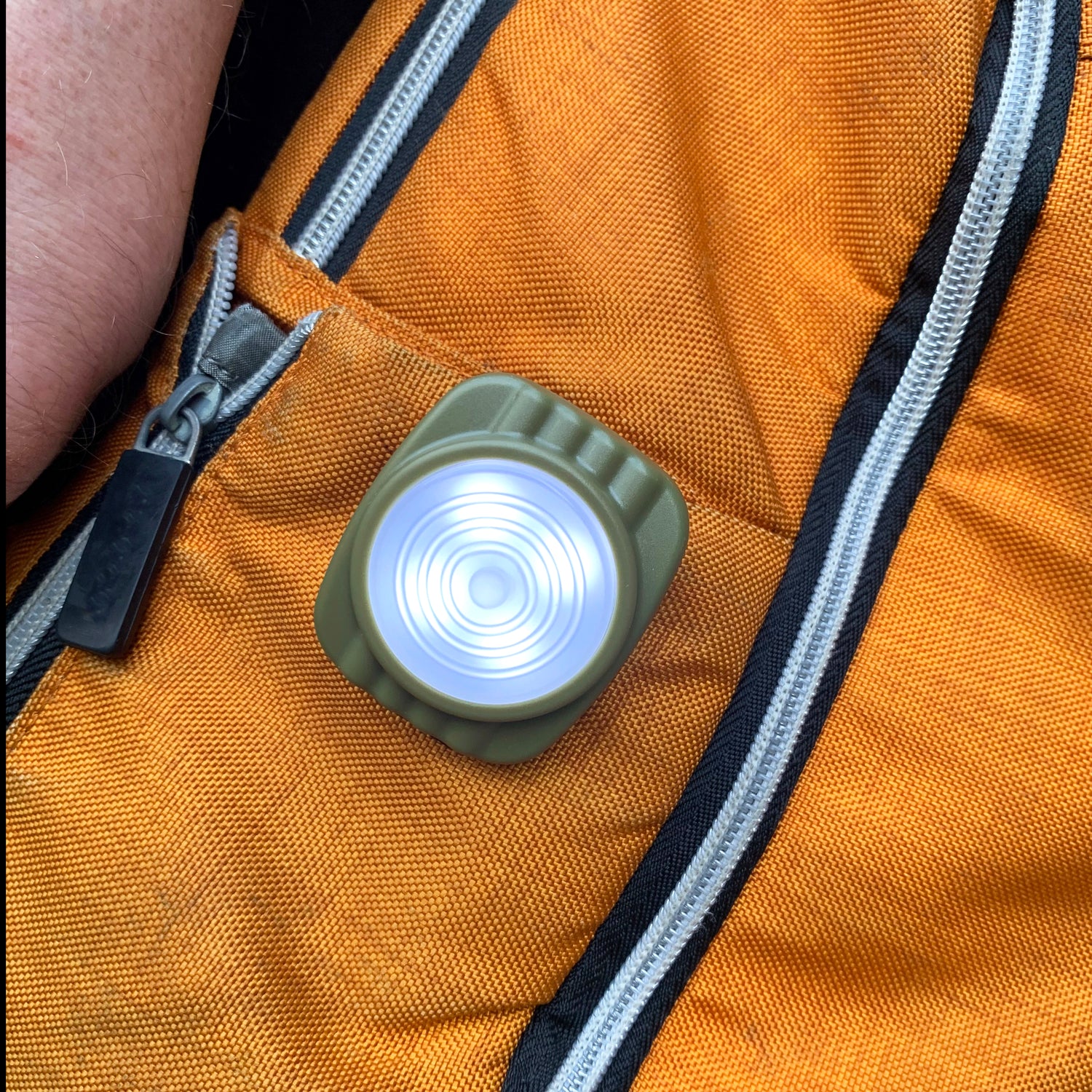 kwmobile 2X LED Clignotante - Clip LED Visibilité pour Jogging Running -  Lumière Sécurité Éclairage Nuit avec Porte-Clé Scratch et Piles :  : Sports et Loisirs