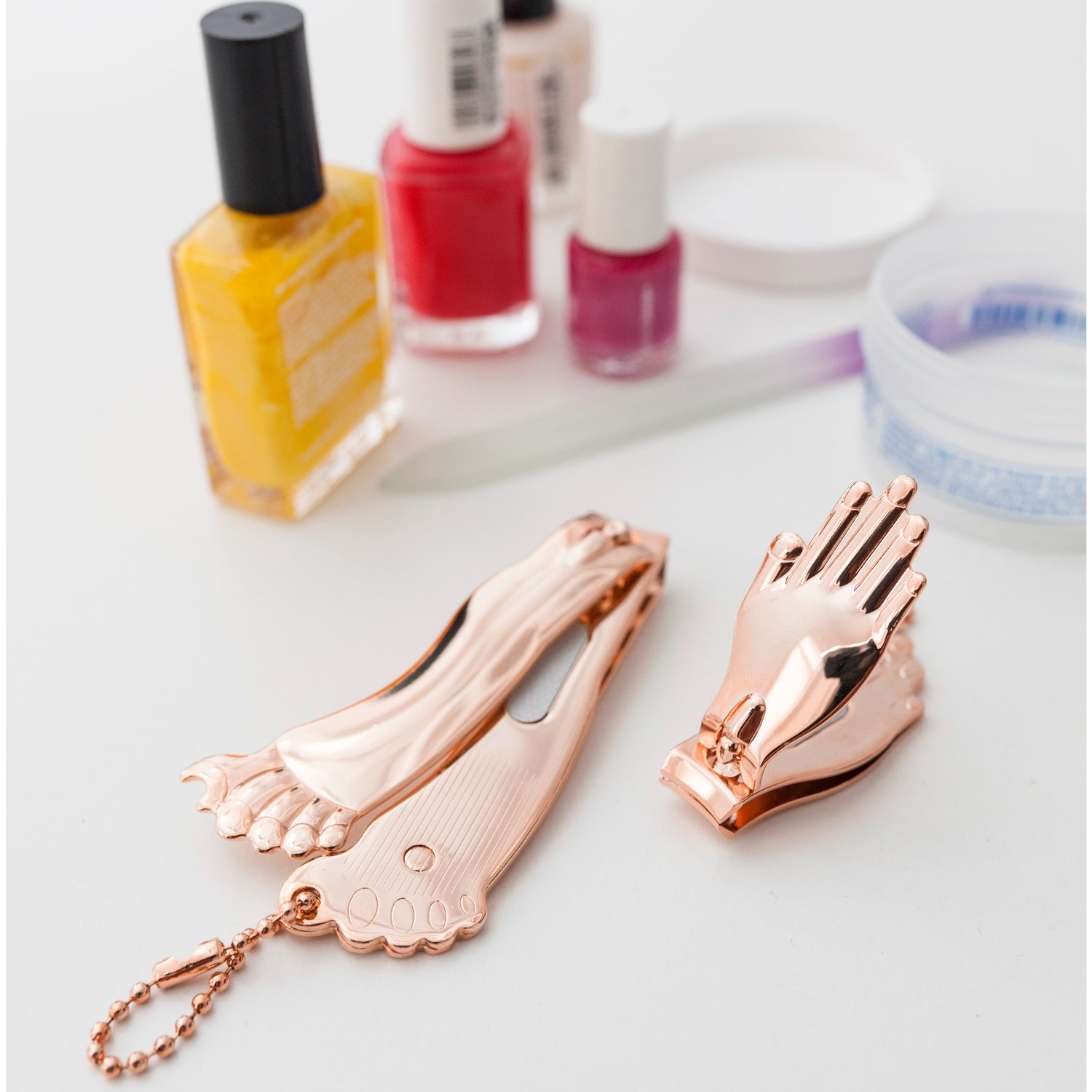https://cdn.shopify.com/s/files/1/1140/3964/products/MN11CP_copper_hand_and_foot_nail_clipper_action2.jpg?v=1575321606&width=1500