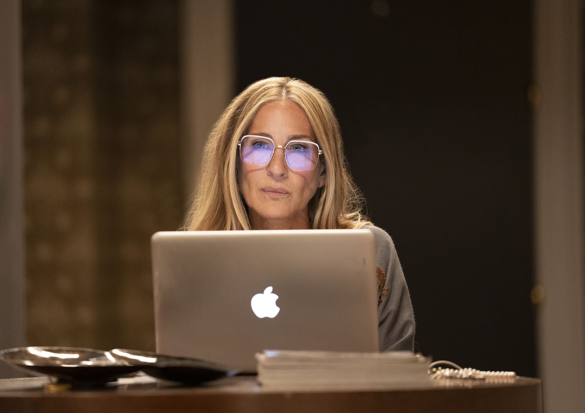 Carrie Bradshaw (Sarah Jessica Parker) wearing the MYKITA | Meryl in Champagne Gold/Aurore in the Sex and the City reboot "And Just Like That..."