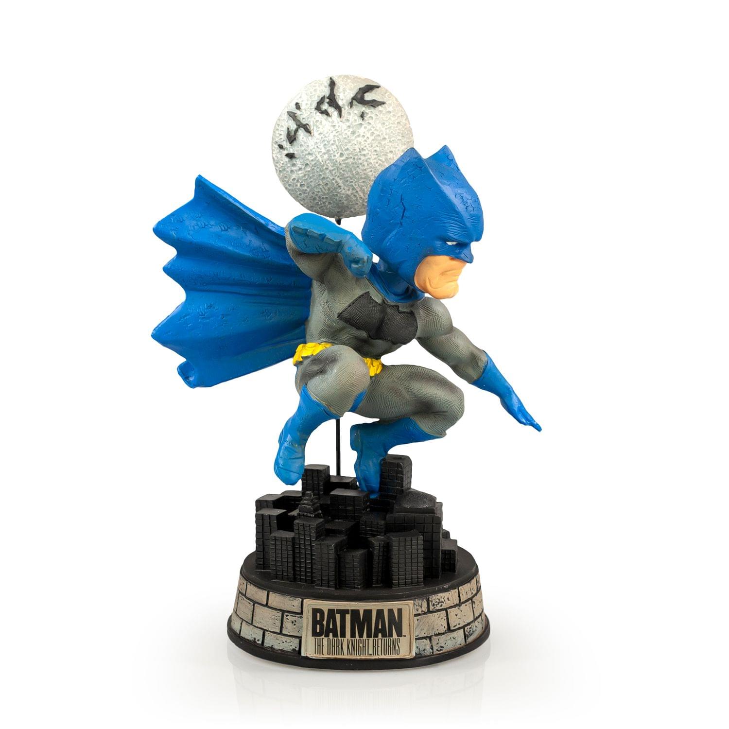 EXCLUSIVE Batman Bobblehead , Features Batman's Superhero Pose , 8 Resin Design