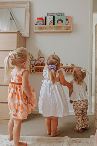 Girl bedroom bookshelves