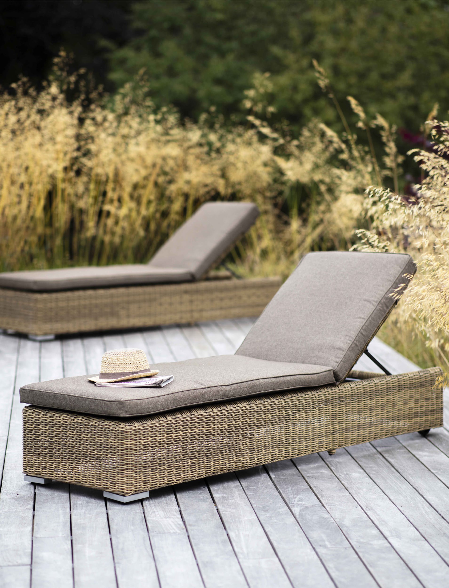 rattan sun lounger curved