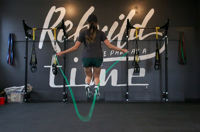 Woman jumping rope indoors.