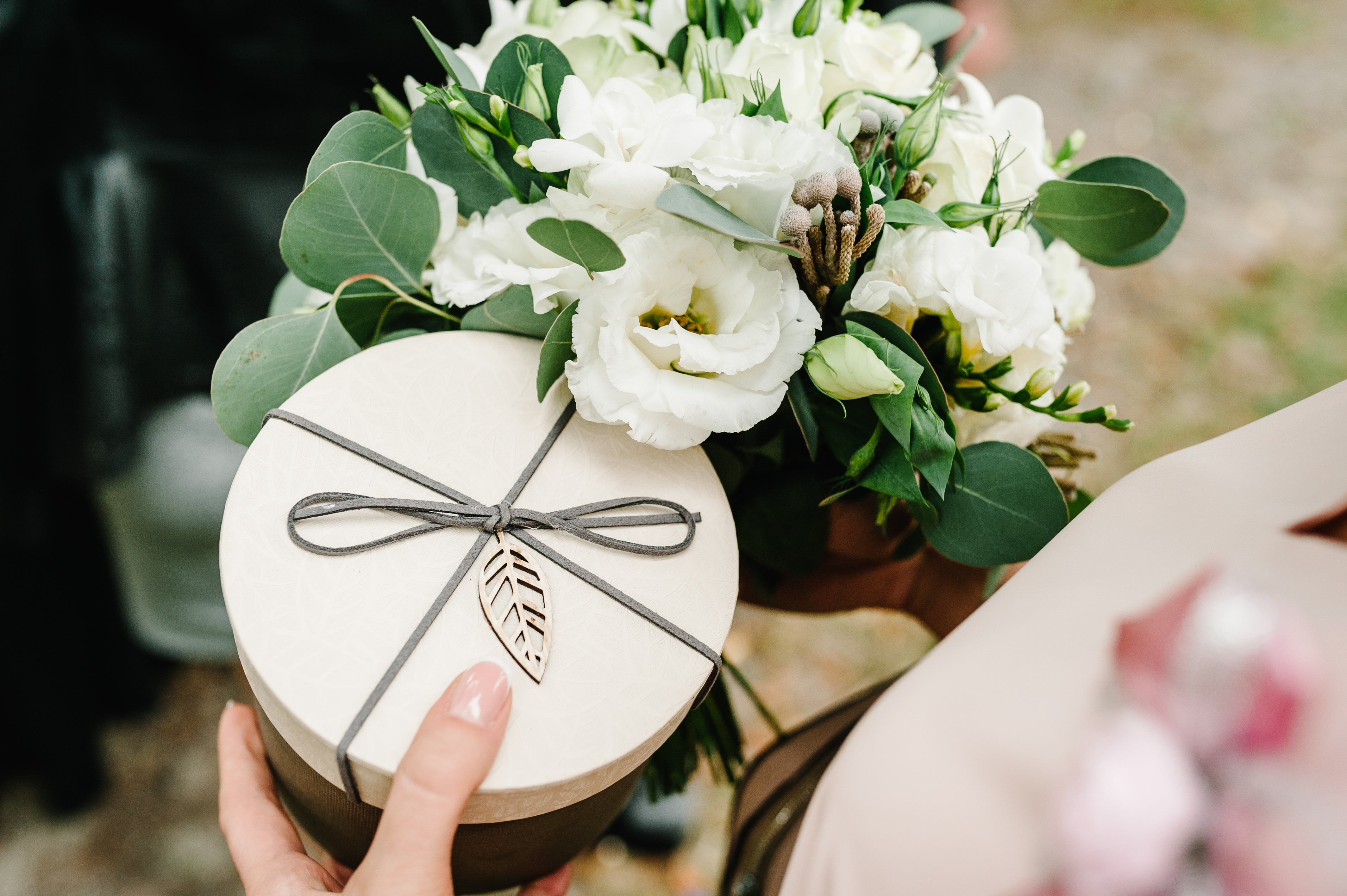 female-hands-holding-bouquet-of-flowers-and-gift-r-2023-11-27-04-57-20-utc.jpg__PID:5637a088-a8a9-48b5-9aee-be2477848c93