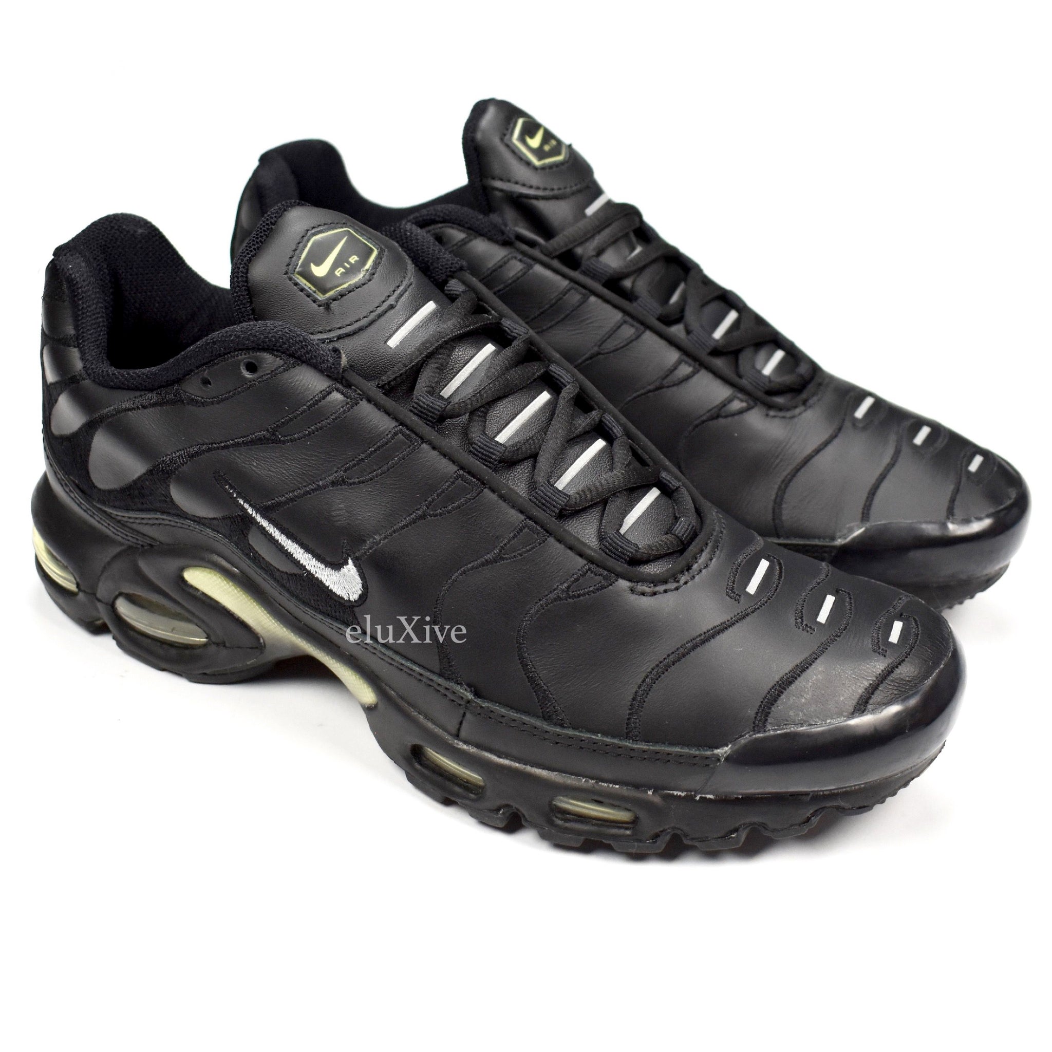 black and silver nike tns