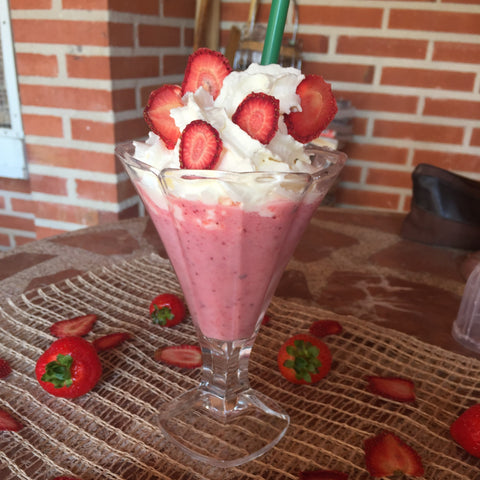 Batido de fresa con láminas de fresa deshidratada sin azúcar y nata