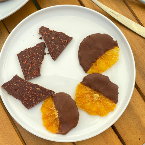 Naranja deshidratada con chocolate snack natural y saludable 