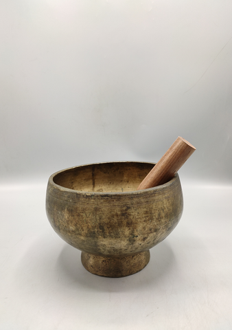 Also known as Pedestal or stand singing bowl.