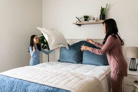 A mom and daughter easily put together their Beddy's bedding.