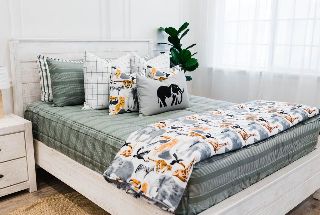 Dakota Beddy's  Zipper bedding, Black and white interior, White interior