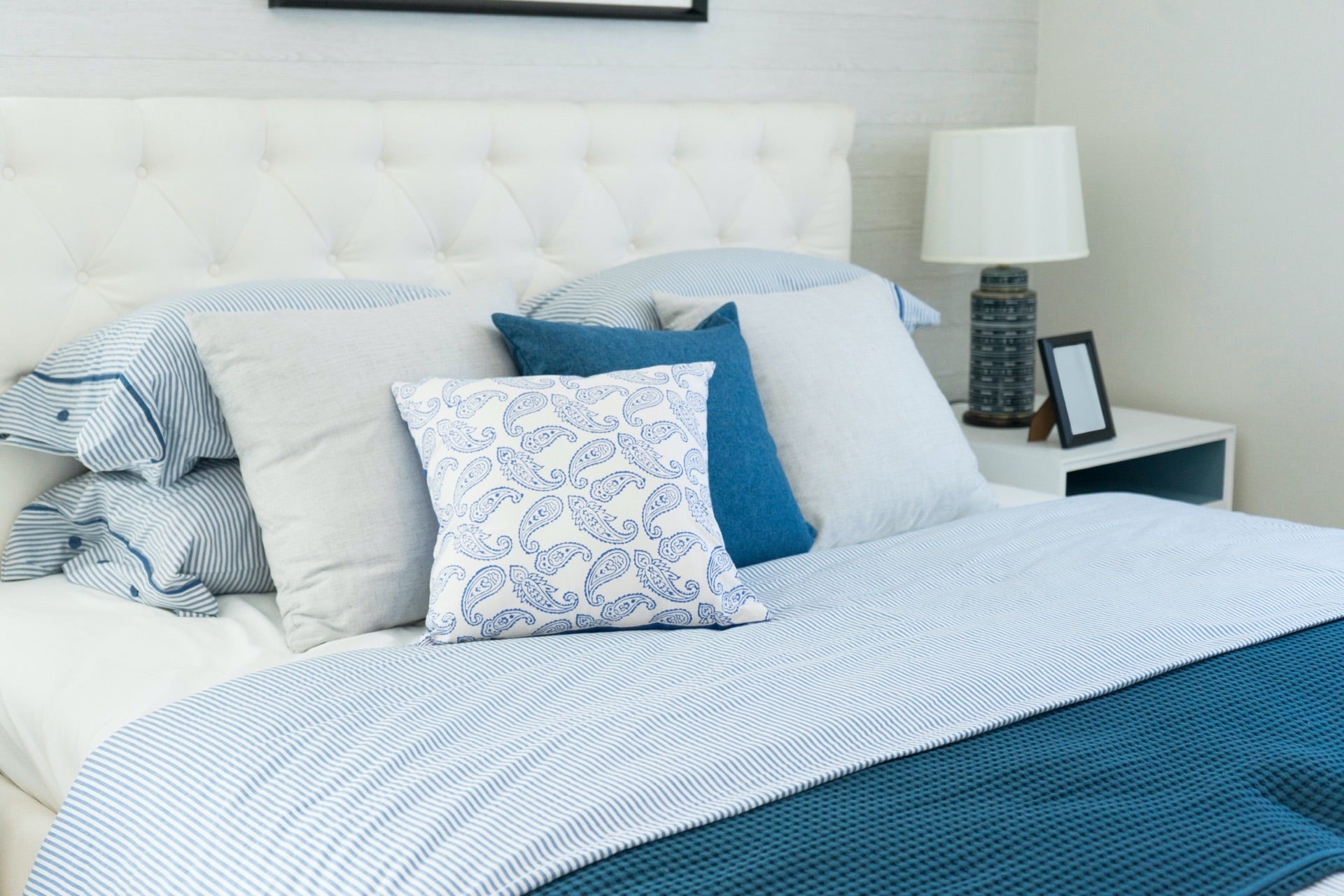 blue and white coastal bedroom