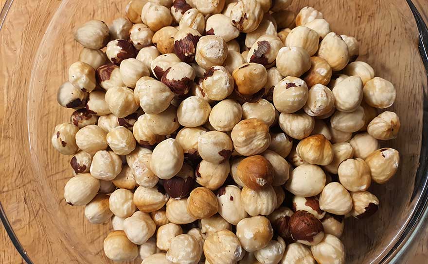 lightly roasted hazelnuts without their skins