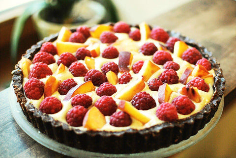 Raw cake 'a la mascarpone cheese with fruits and berries