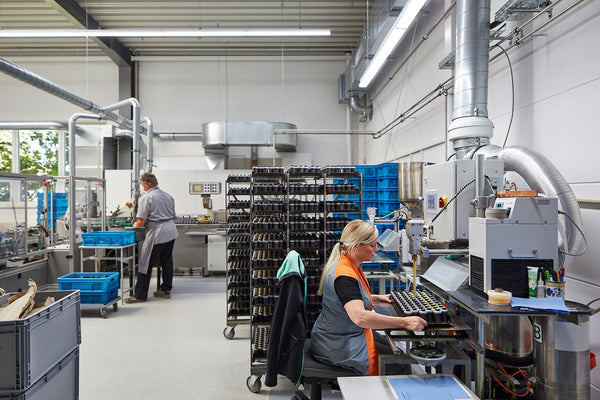 Fra Mühles fabrikk i Stützengrün. Her tappes barberprodukter i flaske.