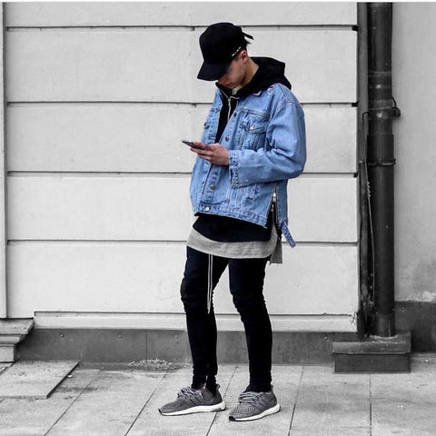 Streetwear outfit with denim jacket, dad hat and joggers